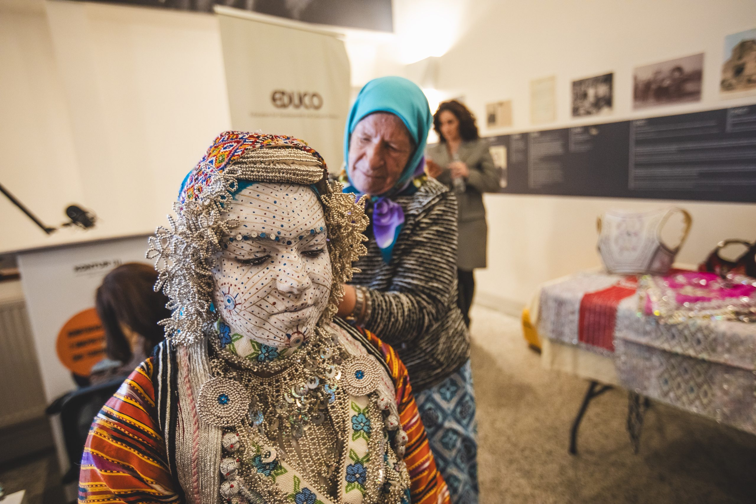 Publiku gjatë prezantimit të përgatitjes tradicionale të nuses